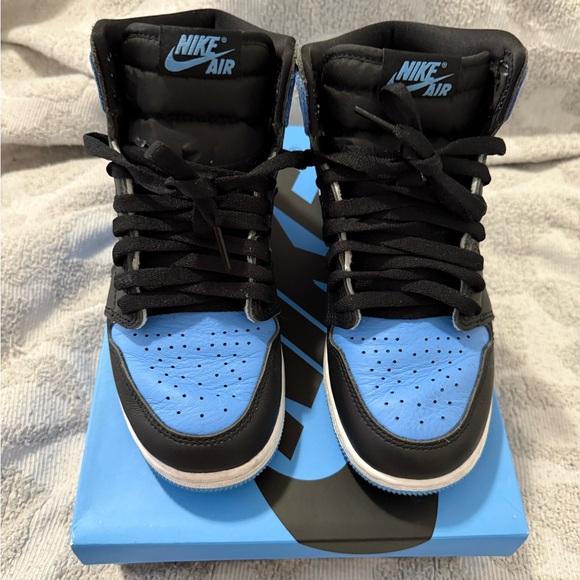Nike Blue and Black Sneakers with High-Top Design and Perforated Toe Box - Picture 5 of 10